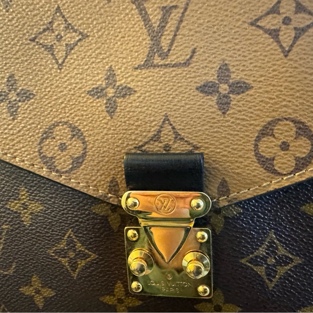 - LOUIS VUITTON 
Reverse Monogram Pochette Metis
